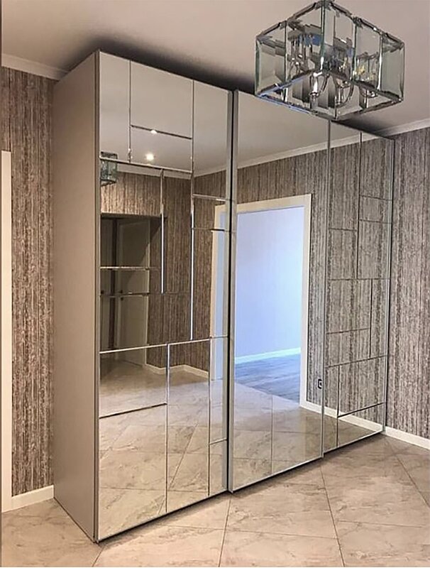 Built-in mirrored sliding wardrobe for the hallway