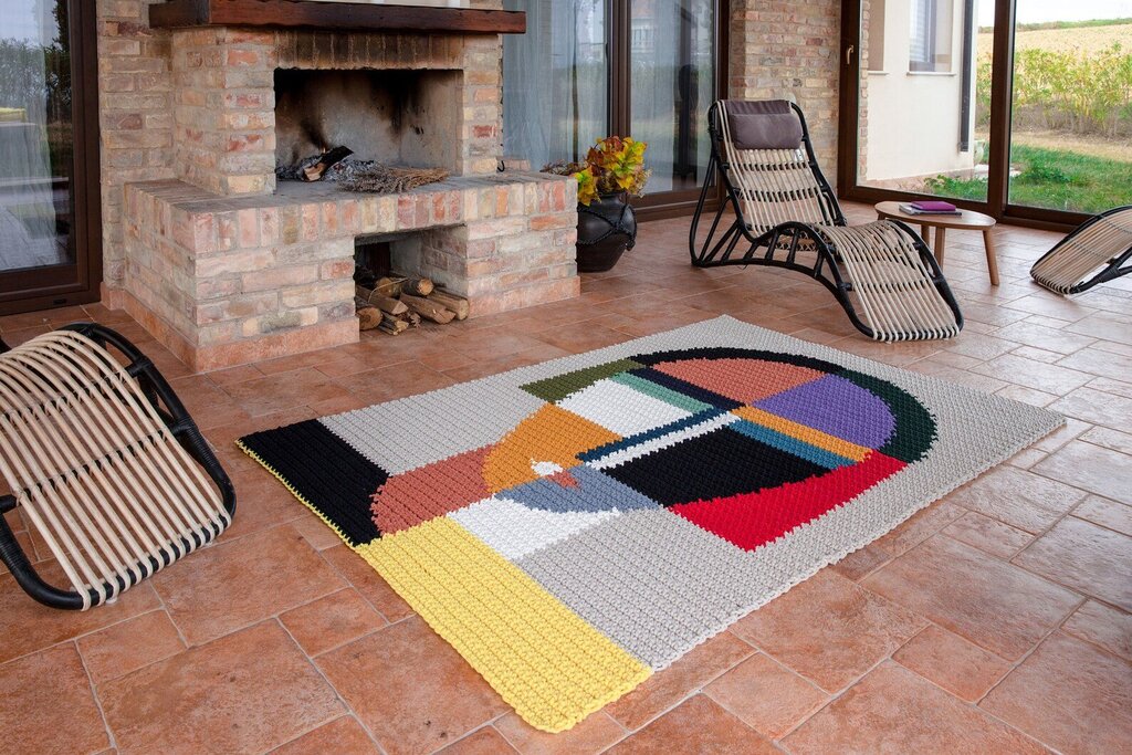 Knitted rugs in the interior