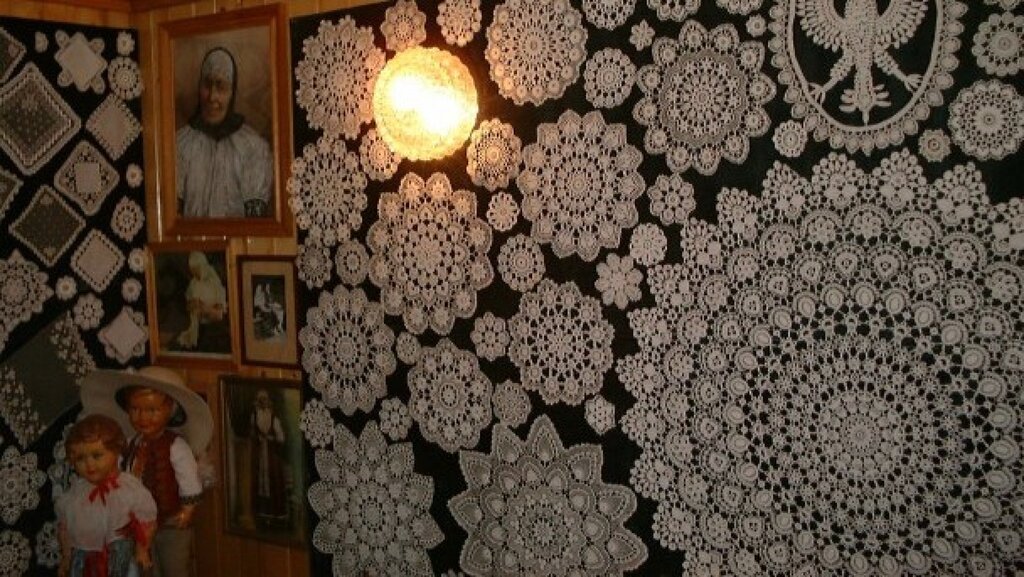 Knitted doilies in the interior