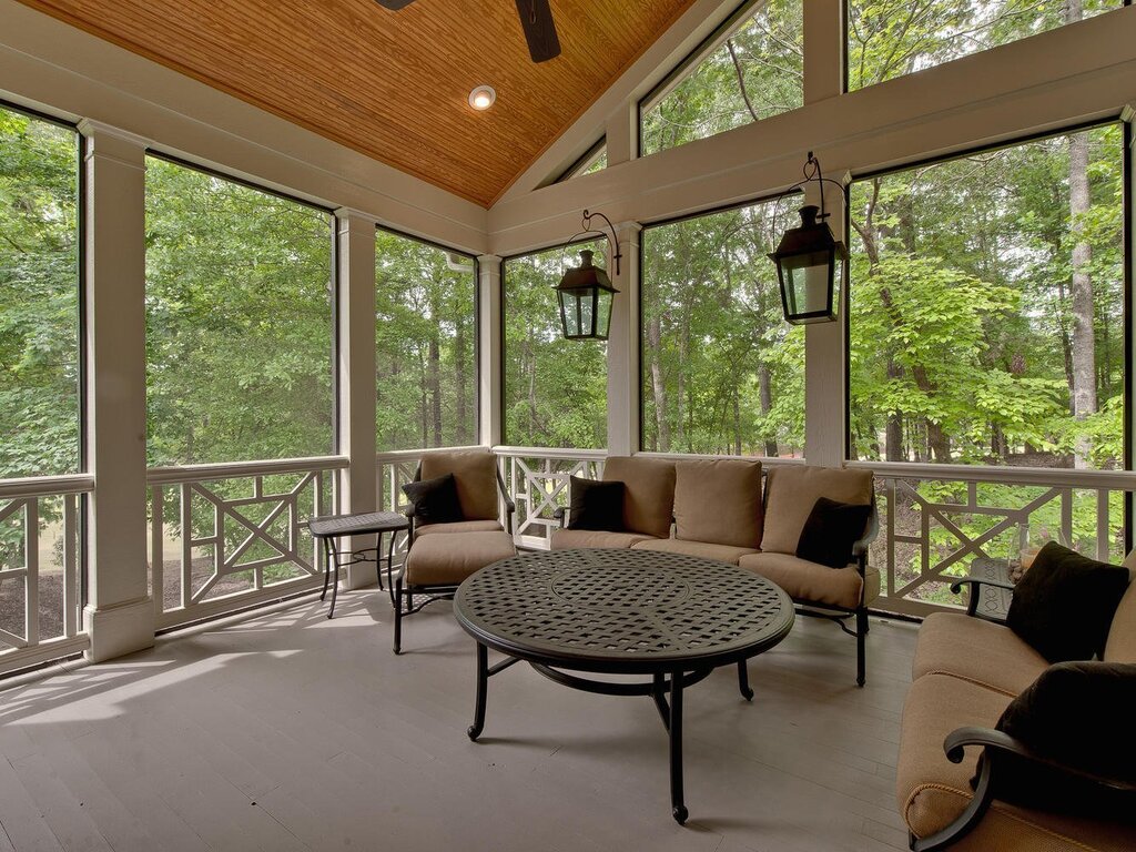 Enclosed terrace to the house