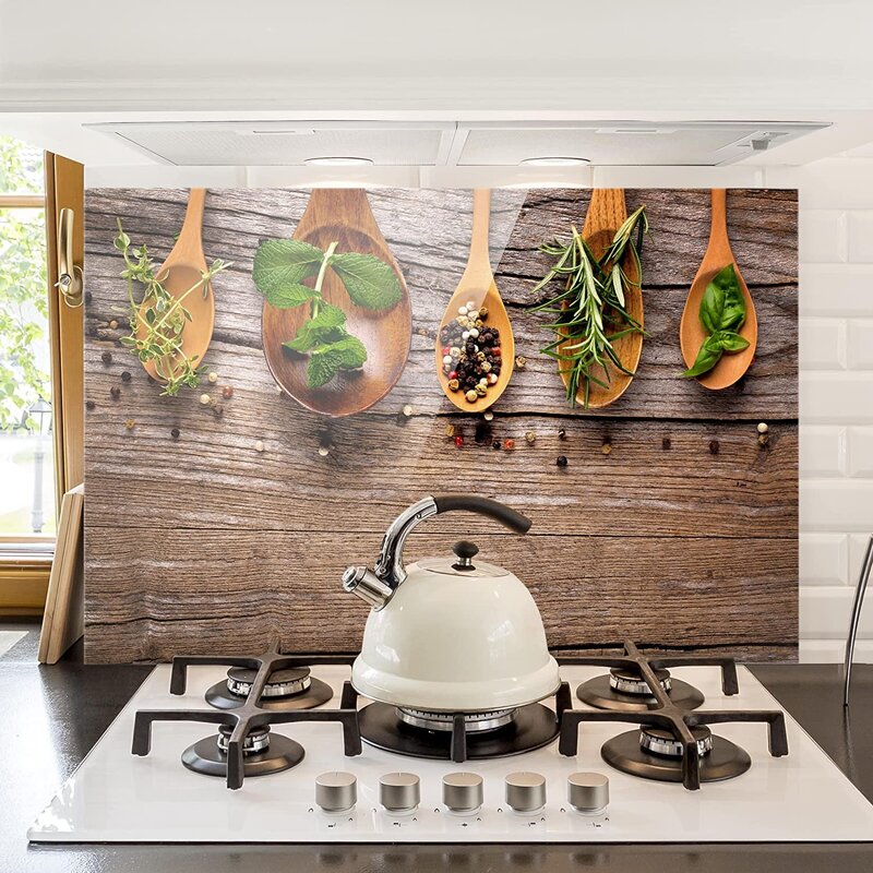 Protective screen for the kitchen wall