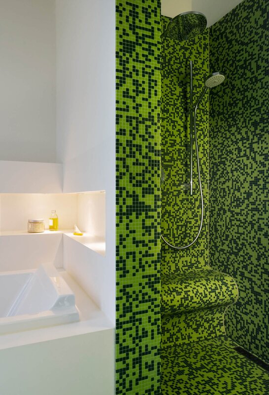 Green mosaic in the bathroom