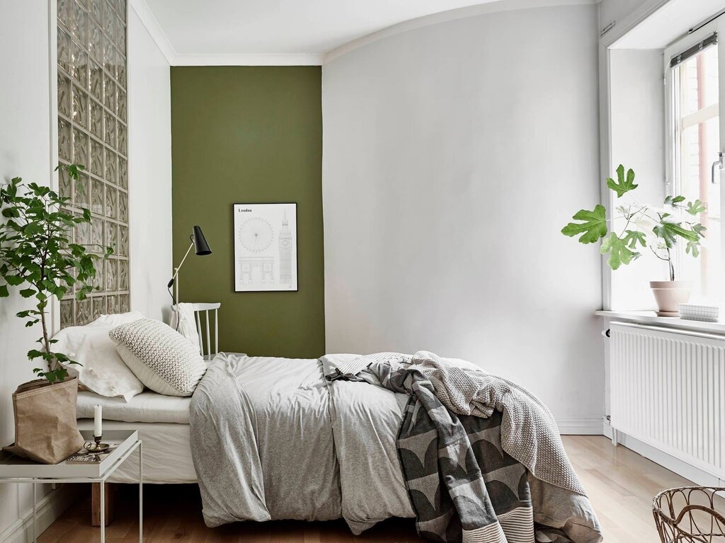 Green wallpaper in the bedroom