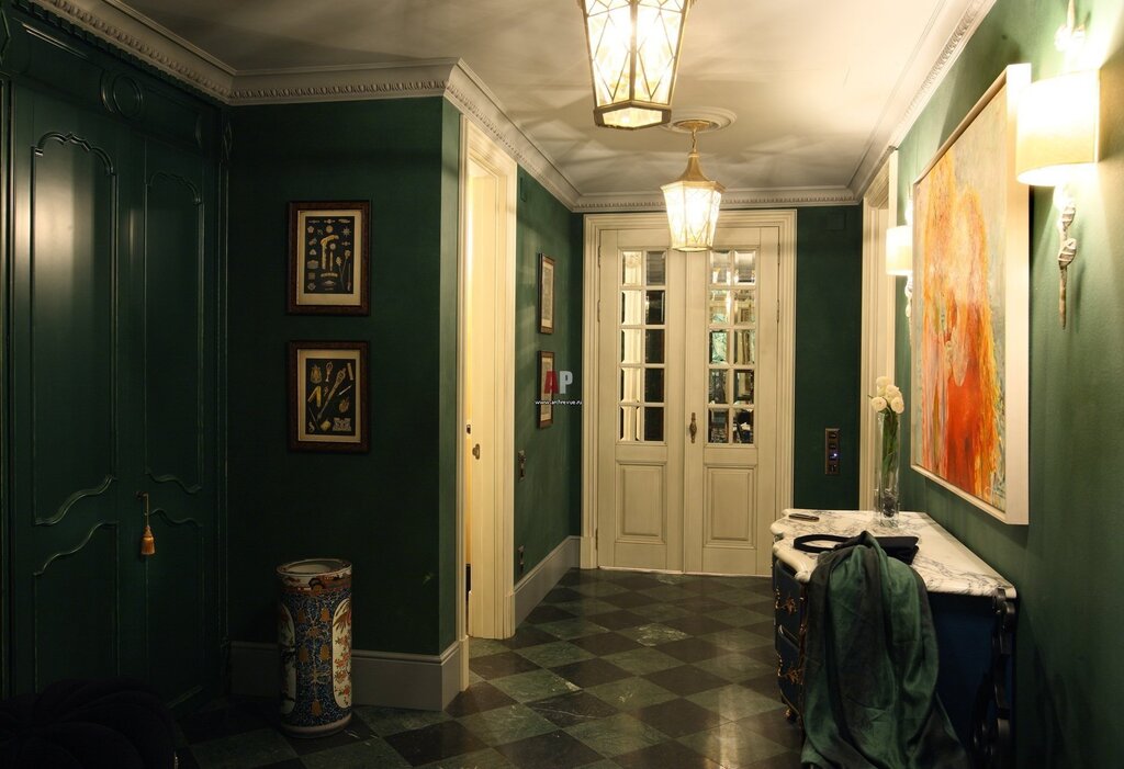 Green walls in the hallway interior