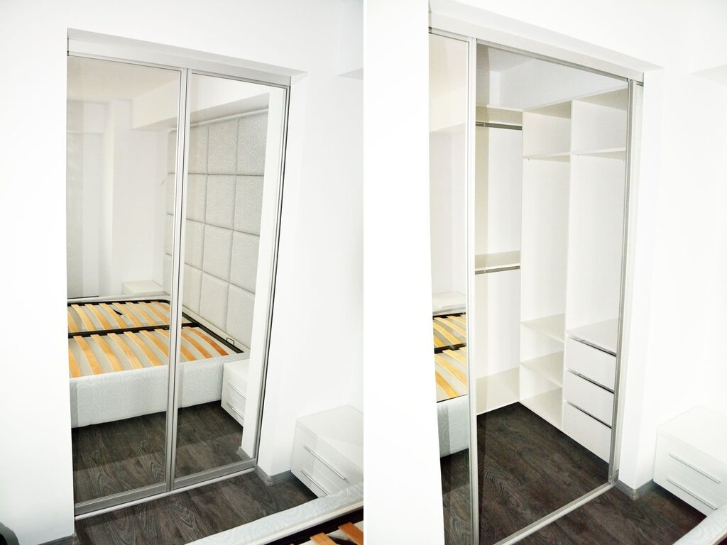 Sliding mirror door to the wardrobe