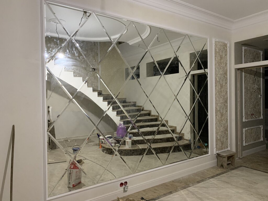 Mirror tile with a beveled edge in the interior