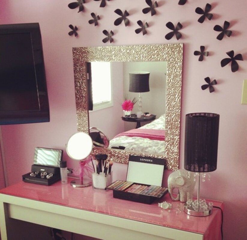 A mirror for a girl's room