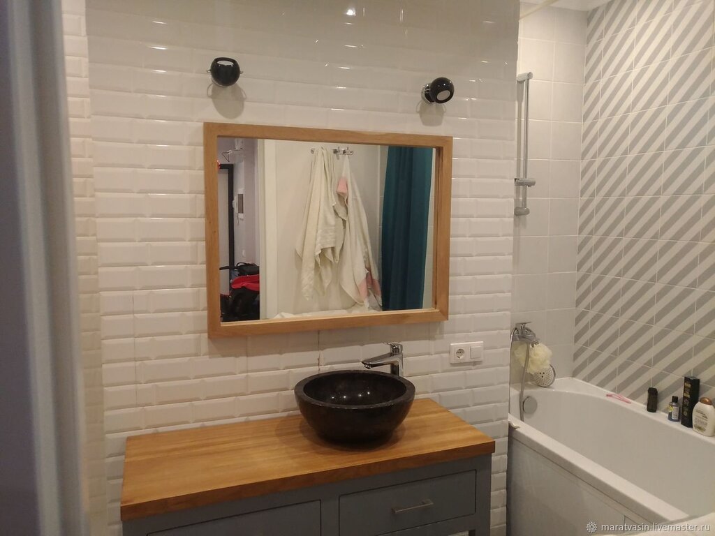 Mirror for the bathroom with a wood finish