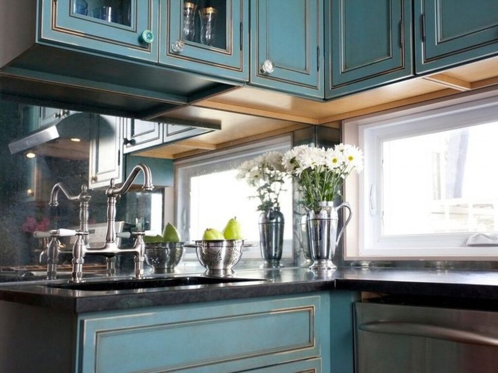 A mirror instead of a backsplash in the kitchen