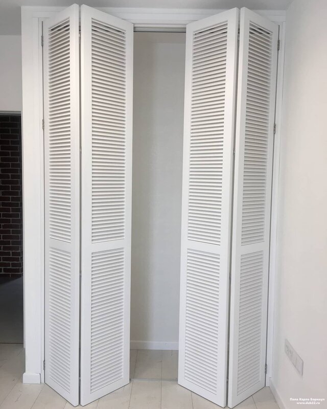 Louvered bifold door