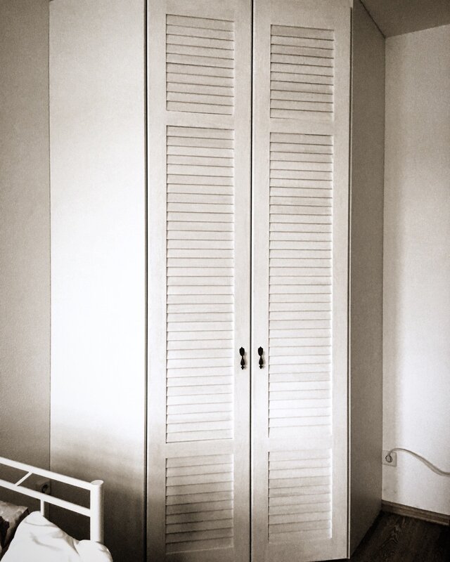 Louvered accordion doors