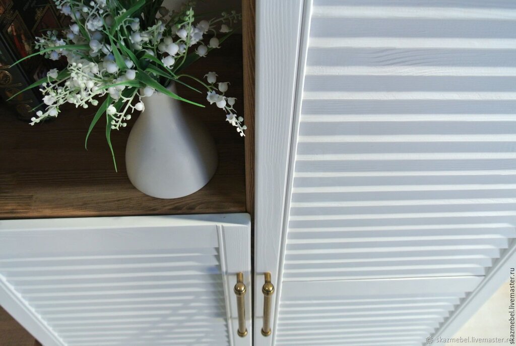 Louvered doors in the toilet