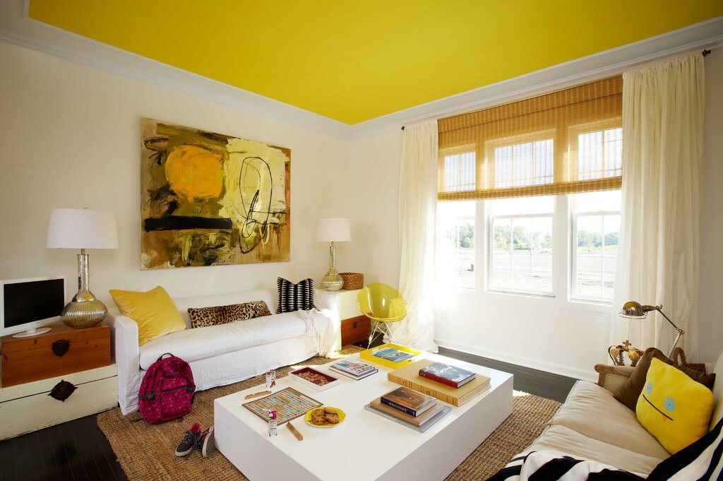 Yellow wallpaper in the interior