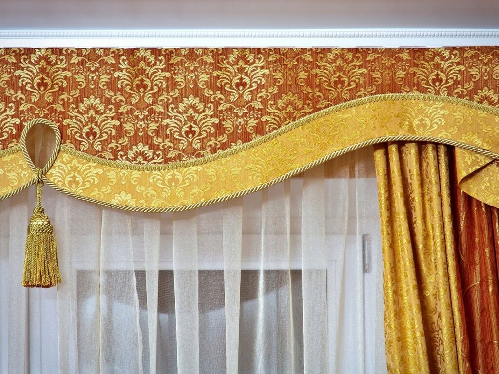 Hard pelmet for curtains